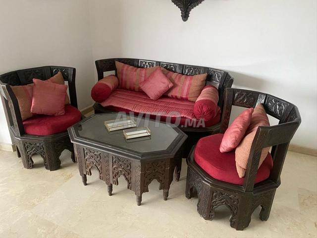 أثاث مع طاولة بحالة جيدة جداً - 2