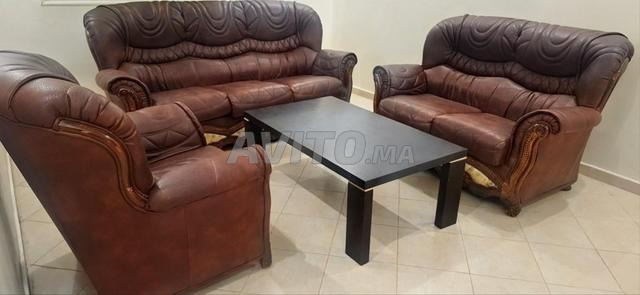 Armoire bon état avec table et 3 fauteuils marron - 2