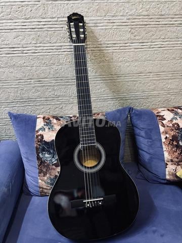 Guitare classique noire