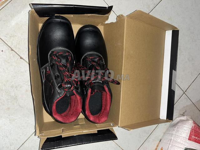 Chaussures de sécurité NEUF TAILLE 42 - 2