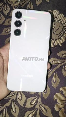 Samsung A55 8 RAM 256 stockage 5G et 3 pochettes