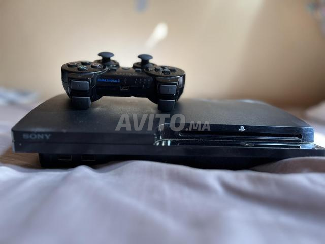 PS3 slim propre flashé plein de jeux avec accessoires