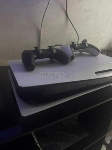 جهاز PS5 مع يدين تحكم - حالة ممتازة - 2