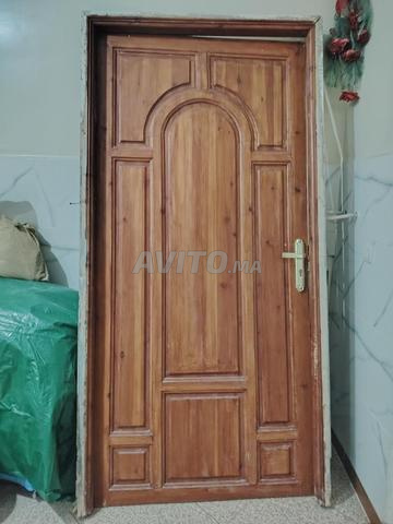 Porte en bois en bon état à prix raisonnable