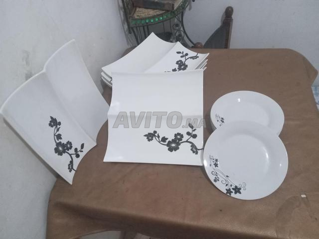 Assiettes blanches et noires