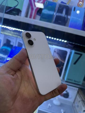iPhone 16 officiel 128/88 état - 2
