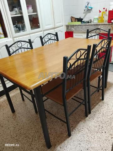 Congélateur et table à manger