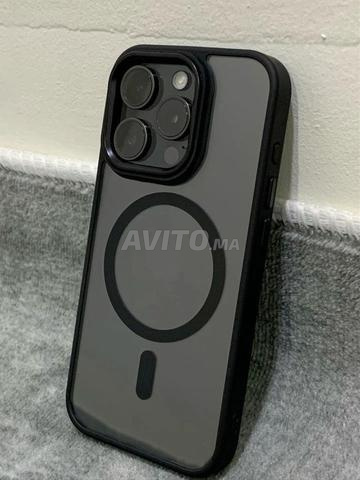 iPhone 15 Pro noir 128 Go et 79 fliṭa