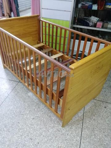 Lit d'enfant en bois au design classique élégant