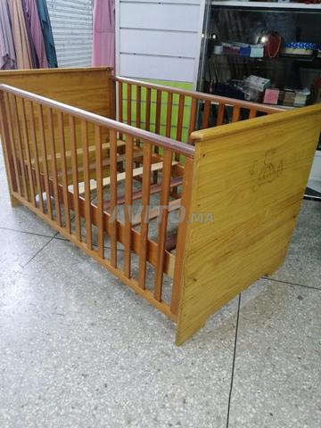 Lit d'enfant en bois au design classique élégant - 2