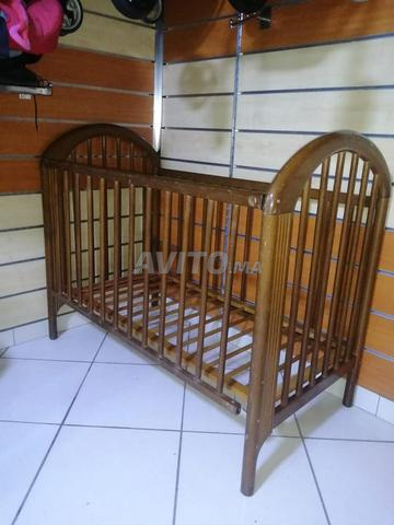 Lit d'enfant en bois marron classique 👶🏻🤎