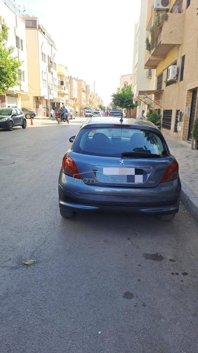سيارة من نوع بيجو 207 موديل 2007 