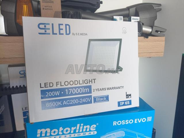 Projecteur 200 W fonctionnant sur secteur - 2