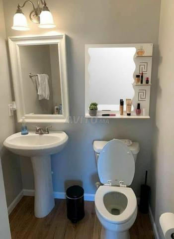 Miroir et étagère pour salle de bain