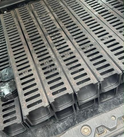 Lot de 3m de caniveau PVC avec couvercle en fonte