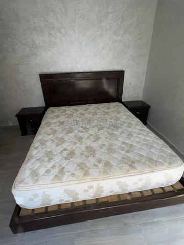 À vendre lit en bois élégant avec matelas et tables de chevet - 2