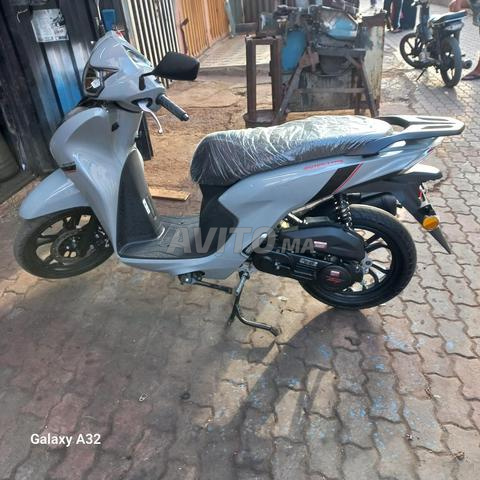 Moto Dominateur - 2