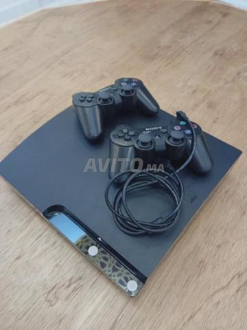 PS3 مع يدَي تحكم وكابل أصلي