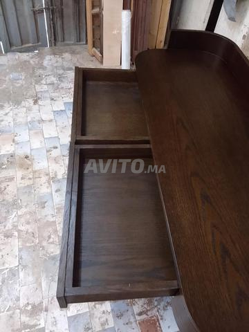 Table de nuit à vendre à bon prix, située dans la chambre à coucher - 2