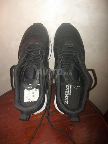 Vente de chaussures de sport neuves, type nec