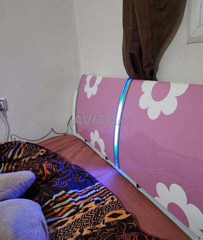 lit avec led bleu et table de nuit