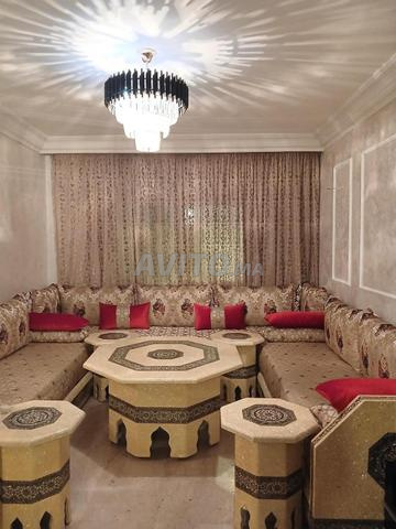 Salon beldi Bahja en très bon état, avec tables
