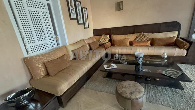 أريكة ركنية على شكل حرف L بطاولات - 2