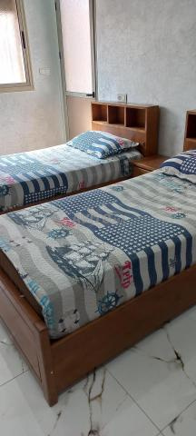 Lit simple en bois avec matelas - 2