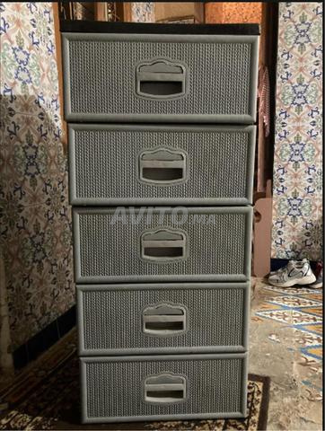 Armoire en plastique à plusieurs tiroirs en état endommagé à vendre