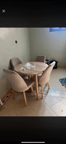 À vendre : table avec 4 chaises, livraison gratuite - 2