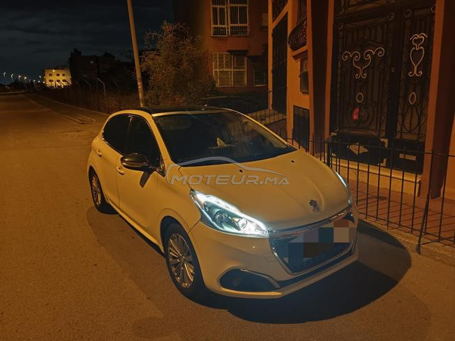 Peugeot 208 white édition 