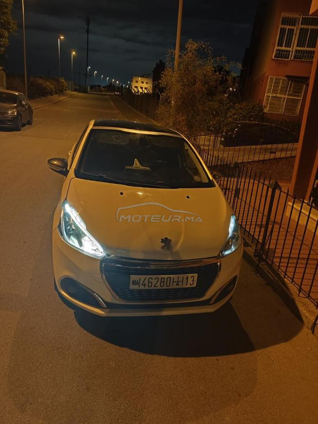 Peugeot 208 white édition 