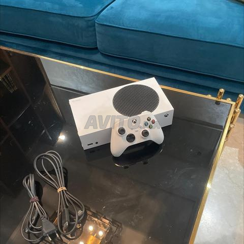 جهاز Xbox Series S أبيض مع يد تحكم وكابل
