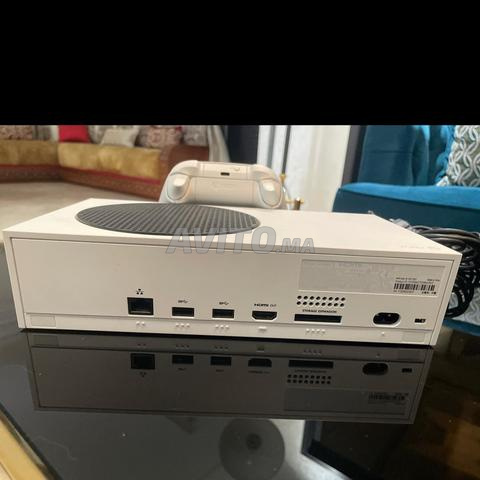 جهاز Xbox Series S أبيض مع يد تحكم وكابل - 2