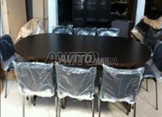 طاولة اجتماعات وكرسي