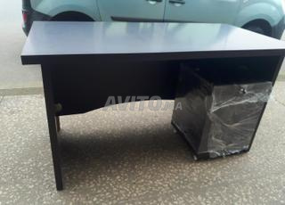 مكتب مع صندوق جديد وكرسي