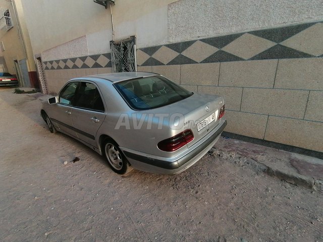 Voiture Mercedes benz 220 1999 à al-oioun-sidi-mellouk Diesel - 9 chevaux