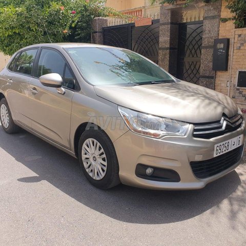 Voiture Citroen C4 2011 à rabat Essence