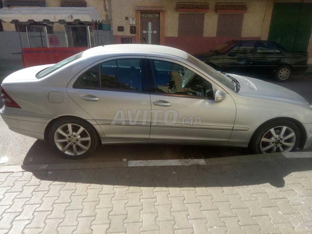 Voiture Mercedes benz 220 2002 au Maroc Essence - 9 chevaux