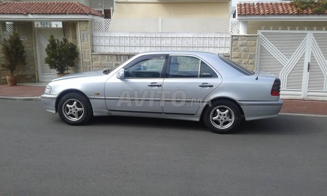 Voiture Mercedes benz 220 1995 à rabat Diesel - 8 chevaux
