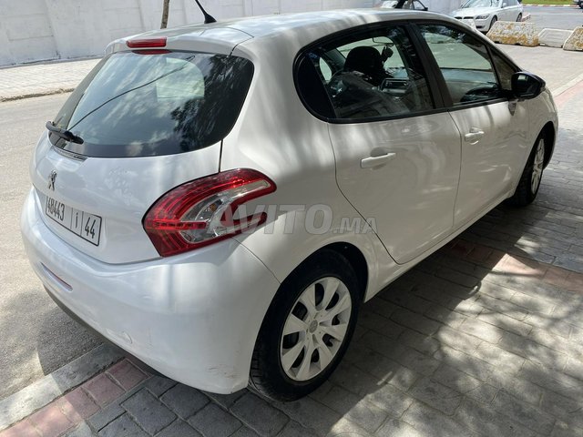 Voiture Peugeot 208 2014 à tanger Diesel - 5 chevaux
