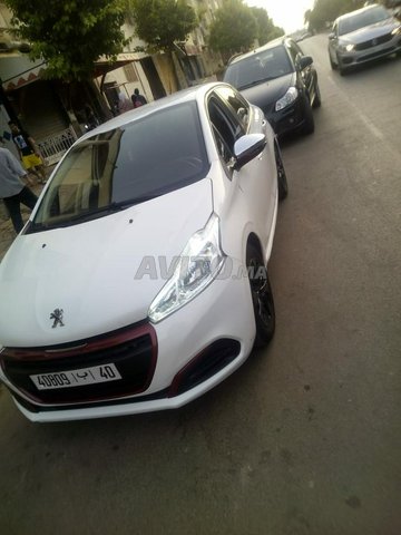 Voiture Peugeot 208 2017 à meknès Diesel - 6 chevaux